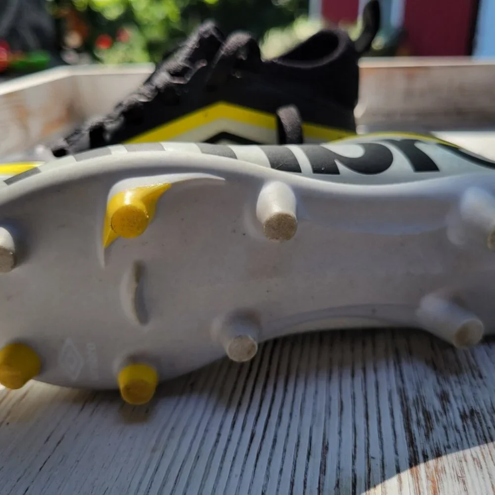 Girls Umbro Soccer Cleats - Like New - Size 11 - Picture 4 of 5